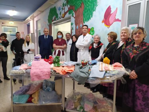 Arsciol e il cantante della Solidarietà donano materiale per i neonati al Punto Nascite  VIDEO