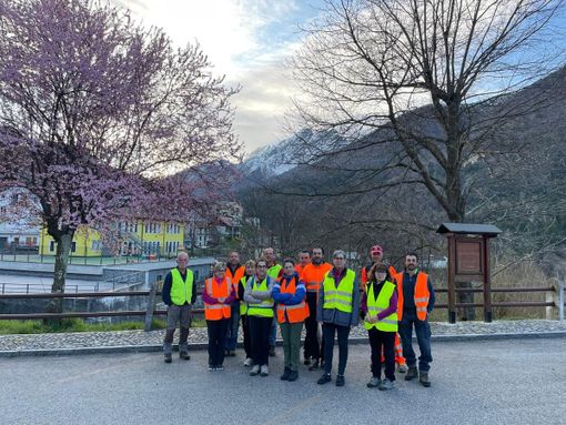 Una montagna di rifiuti abbondonati dagli incivili a Re, intervengono i volontari FOTO Una montagna di rifiuti abbondonati dagli incivili a Re, intervengono i volontari FOTO