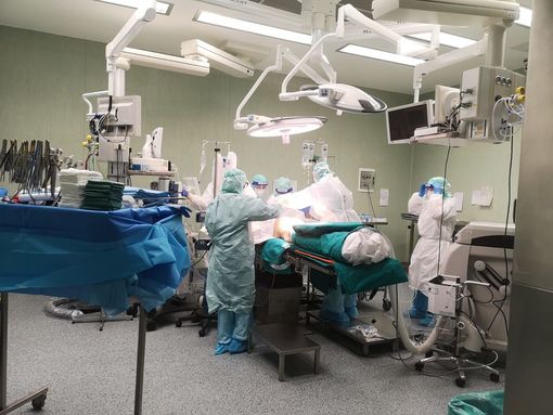 Eccezionale intervento salva la vita ad una donna: alle Molinette asportato tumore ovarico di 70 chili