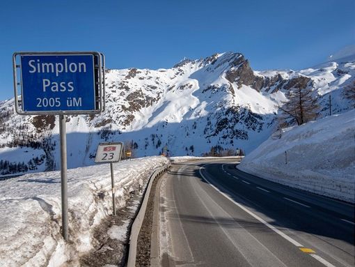 Giro d'Italia, chiuso per alcune ore il Passo del Sempione