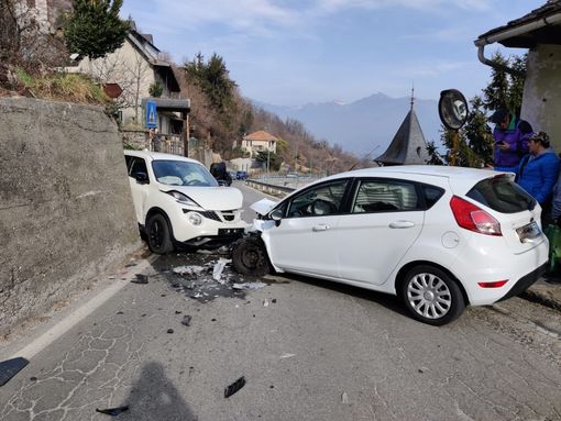Scontro fra due auto alla Noga di Villadossola  FOTO