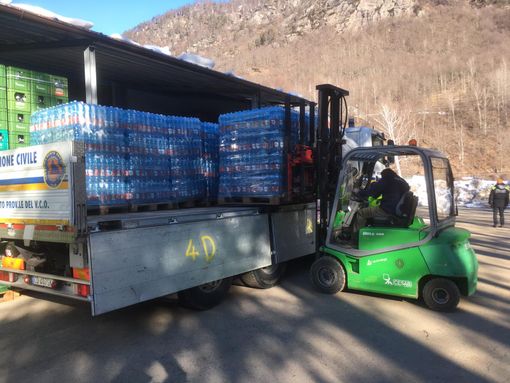 Dalle Fonti Vigezzo bancali di acqua minerale per le famiglie bisognose di Verbania FOTO