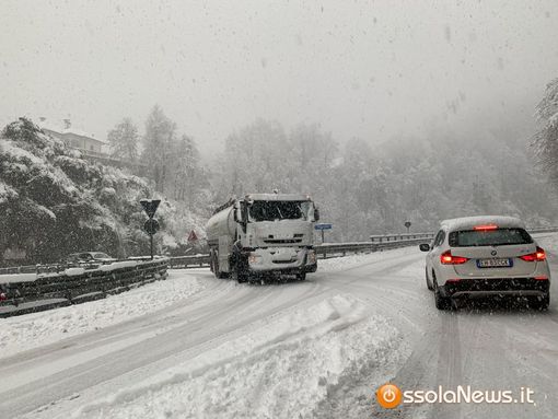Nevicate in arrivo, la polizia cantonale: &quot;Controlli dal confine su gomme invernali e catene&quot;