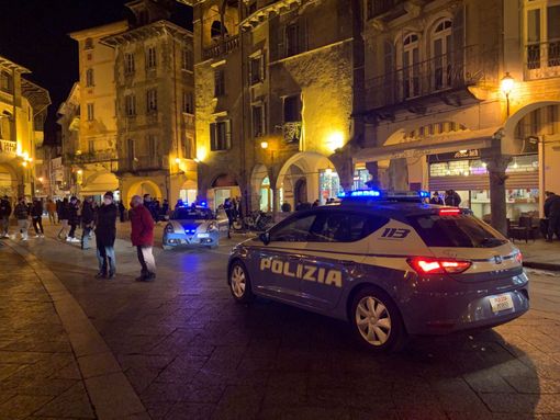 Nella rissa tra minorenni spunta un coltello, ragazzino ferito al collo in centro a Domo