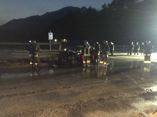 Perde il controllo del mezzo e va a sbattere contro le barriere del ponte, poi l'auto finisce in fiamme Perde il controllo del mezzo e va a sbattere contro le barriere del ponte, poi l'auto finisce in fiamme