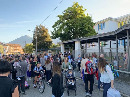 Primo giorno di scuola a Domo, gli auguri dell'assessore Folino FOTO Primo giorno di scuola a Domo, gli auguri dell'assessore Folino FOTO