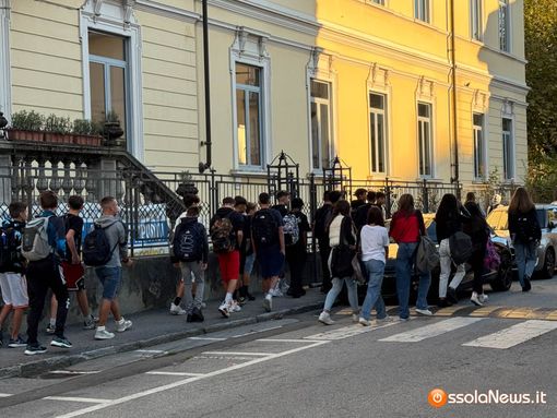 "5.400 studenti in meno, stesso numero di classi”, il Piemonte sale in Val di Susa per la prima campanella FOTO E VIDEO "5.400 studenti in meno, stesso numero di classi”, il Piemonte sale in Val di Susa per la prima campanella FOTO E VIDEO