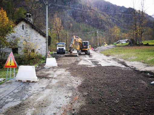 Al lavoro per migliorare la strada vecchia che porta al lago di Antrona