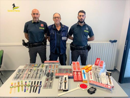 Cerca di passare il confine con 57 Swatch senza dichiararli, rischia una multa fino a 50mila euro