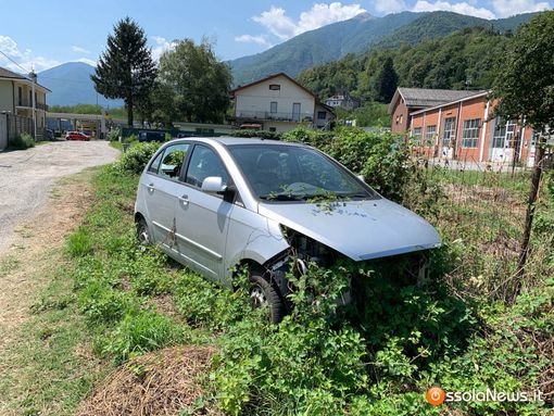 Auto abbandonata in Regione Nosere