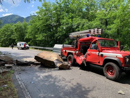 Beura, masso cade sulla carreggiata e colpisce un mezzo dei Vigili del fuoco