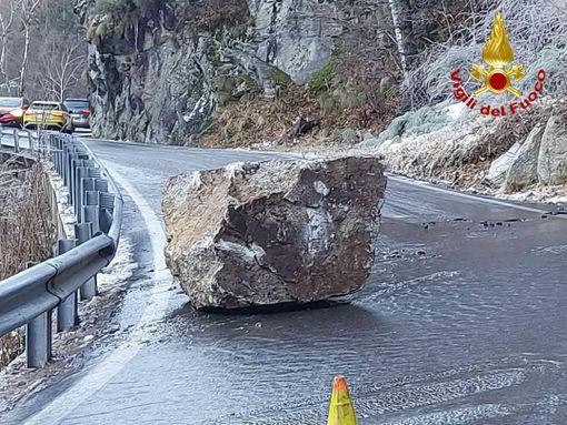 Ceppo Morelli: masso precipita sulla strada