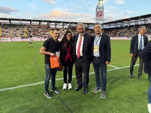 Il Cantante della Solidarietà dona un defibrillatore alla Nazionale Attori e Personaggi FOTO