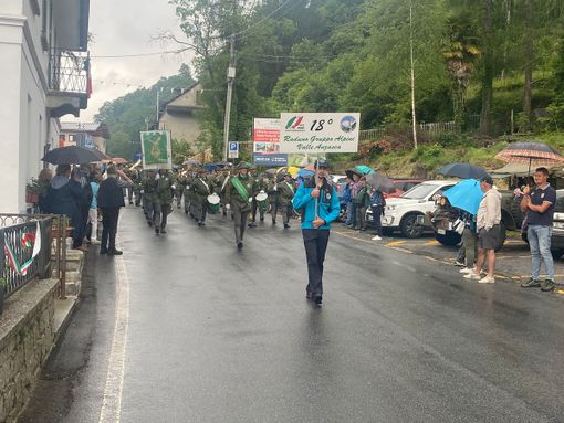 Con la sfilata si sono conclusi i festeggiamenti per i 100 anni del gruppo Alpini di Vanzone FOTO