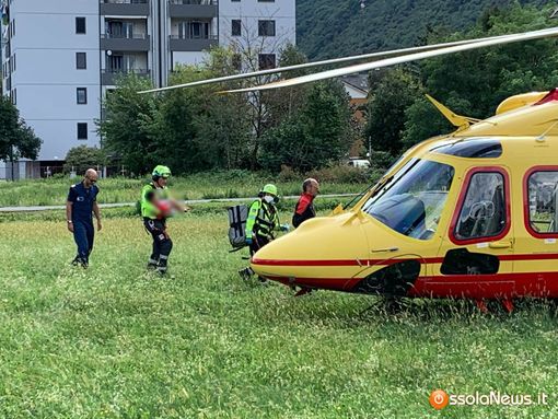 Villa, mamma e figlio cadono dal balcone del terzo piano FOTO E VIDEO Villa, mamma e figlio cadono dal balcone del terzo piano FOTO E VIDEO