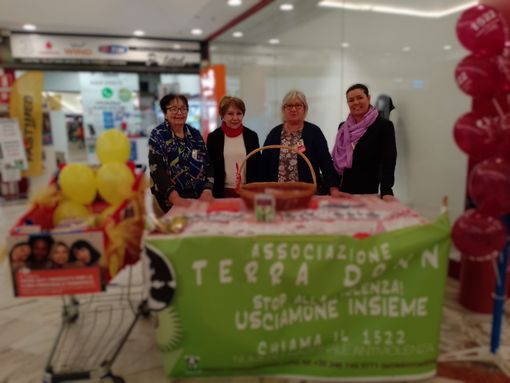 Terradonna impegnata nella spesa sospesa a favore delle vittime di violenza