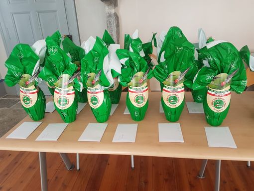 Gli Alpini di Toceno donano le uova di Pasqua alle scuole del paese