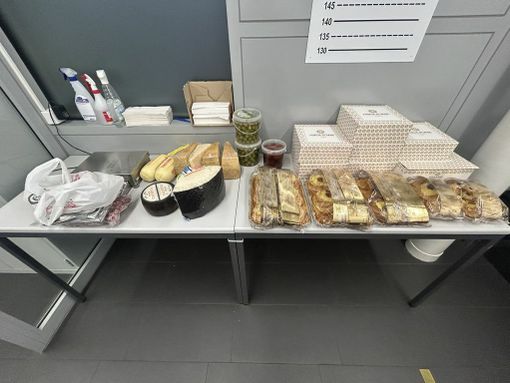 Parte della merce di contrabbando scoperta dai doganieri Parte della merce di contrabbando scoperta dai doganieri
