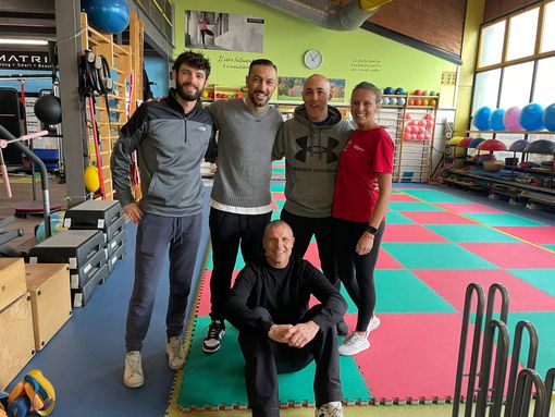 L'attaccante Fabio Quagliarella con lo staff del Centro di attività motorie di Domodossola L'attaccante Fabio Quagliarella con lo staff del Centro di attività motorie di Domodossola