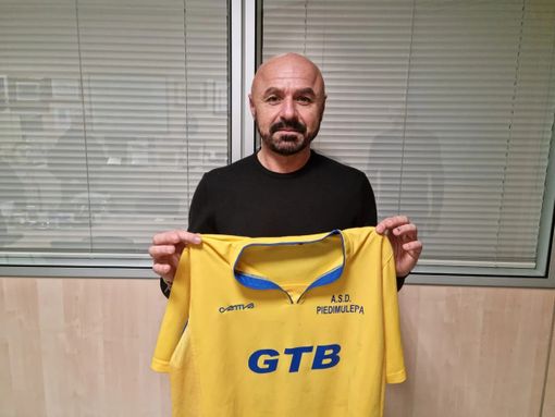 Nella foto (tratta dal sito del Piedimulera Calcio) il neo allenatore Luca Porcu