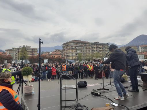 In molti oggi a Verbania per la manifestazione di 'Fuoco Rinascita Vco' FOTO