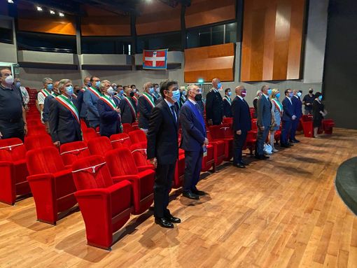 Consegnata ai sindaci del Vco la bandiera del Piemonte