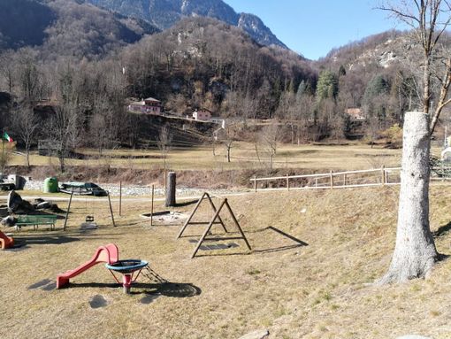 Sculture con la motosega per valorizzare il campo sportivo, un concorso a Baceno