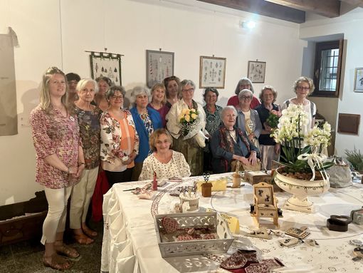 &quot;Colori, emozioni, ricami&quot;: inaugurata la mostra di punto croce a Buttogno