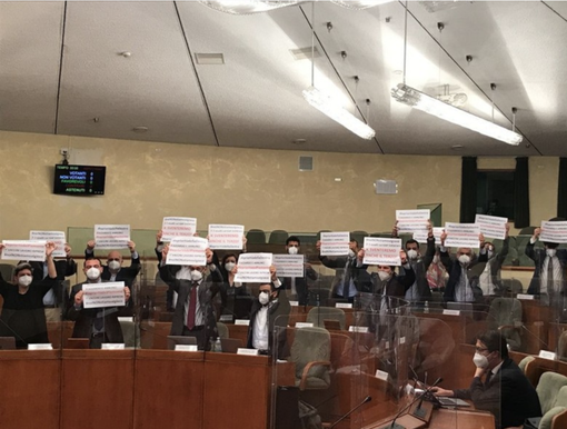 Gioco d'azzardo, la nuova legge arriva in aula. Ostruzionismo a oltranza e proteste delle opposizioni Gioco d'azzardo, la nuova legge arriva in aula. Ostruzionismo a oltranza e proteste delle opposizioni