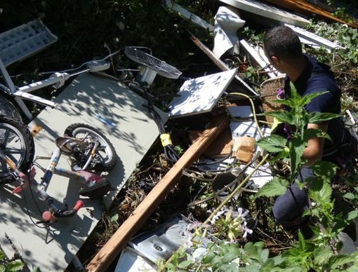 Abbandonano rifiuti in una scarpata, sanzionati due vigezzini