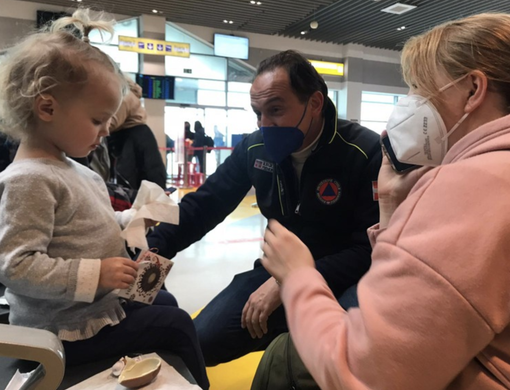 Nove bimbi ucraini malati in partenza per Torino: un morso all'ovetto di cioccolato per capire che il loro incubo è finito FOTO Nove bimbi ucraini malati in partenza per Torino: un morso all'ovetto di cioccolato per capire che il loro incubo è finito FOTO
