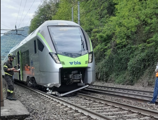 Treno delle BLS colpisce un masso a Preglia. Sul convoglio 150 passeggeri in attesa di essere trasbordati FOTO e VIDEO