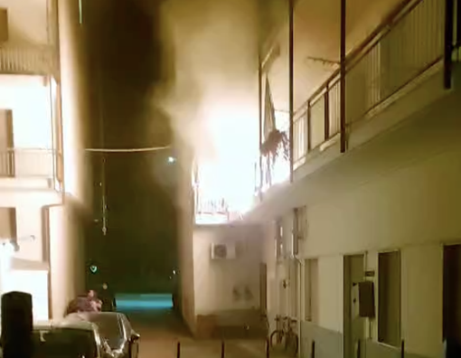Fiamme all’alba in una palazzina di Domodossola VIDEO Fiamme all’alba in una palazzina di Domodossola VIDEO