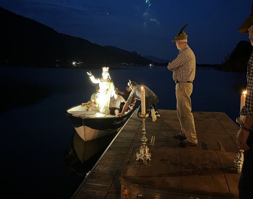 A Mergozzo il tradizionale arrivo in barca della statua dell'Assunta