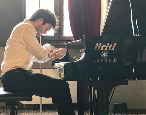 Nuovi riconoscimenti artistici per il pianista domese Amir Salhi Nuovi riconoscimenti artistici per il pianista domese Amir Salhi