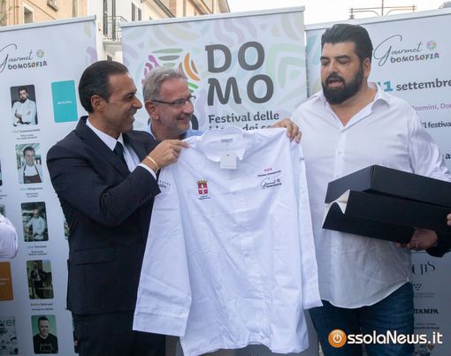 Tanta gente in via Rosmini per l’apertura di Domosofia con Cannavacciuolo FOTO e VIDEO Tanta gente in via Rosmini per l’apertura di Domosofia con Cannavacciuolo FOTO e VIDEO