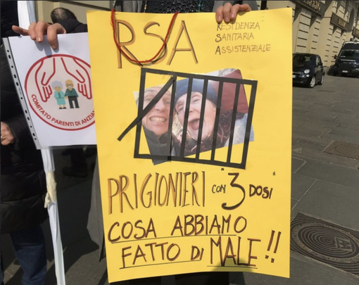 “Non siamo vaccinati e non possiamo andare a trovare gli anziani nelle Rsa”: rivolta no vax contro la Regione