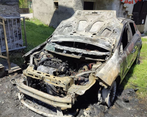 Ornavasso, auto prende fuoco in un cortile