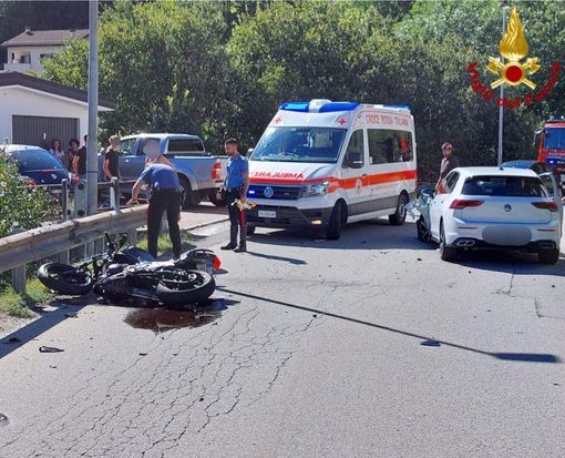 Scontro tra un'auto e una moto, motociclista finisce in un campo Scontro tra un'auto e una moto, motociclista finisce in un campo