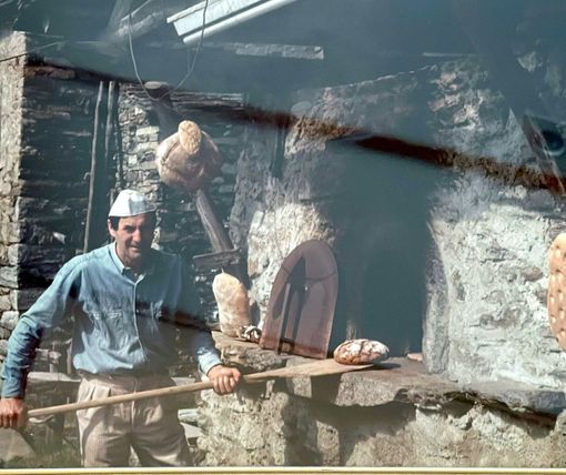 Gianni Donati al lavoro al forno antico di Tappia Gianni Donati al lavoro al forno antico di Tappia
