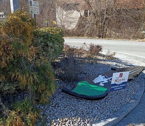 Abbattuta la penna nera della rotatoria al Villaggio operaio