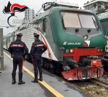 Ruba il cellulare e minaccia con un coltellino il proprietario, denunciato 27enne cusiano