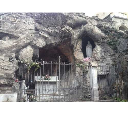 Giornata Mondiale del Malato, al Calvario il rosario ai piedi della grotta di Lourdes Giornata Mondiale del Malato, al Calvario il rosario ai piedi della grotta di Lourdes