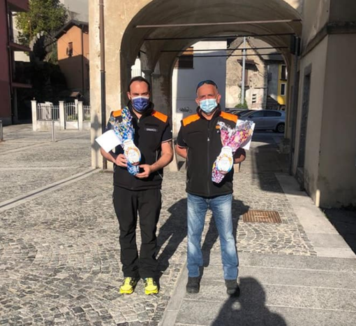 A Piedimulera sindaco e assessore consegnano le uova di Pasqua ai bimbi