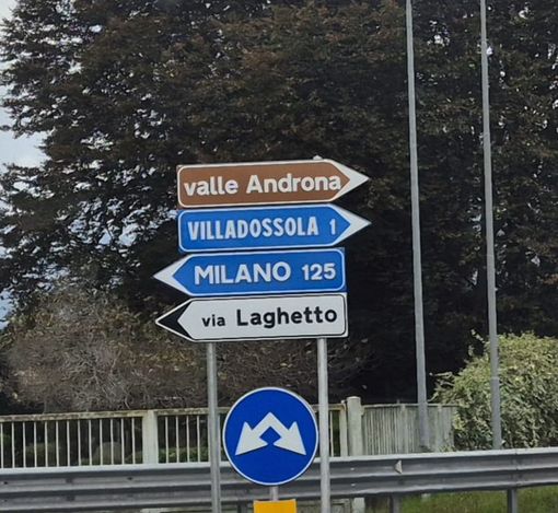 E alla rotatoria del Laghetto dei sogni spunta l'indicazione per 'Valle Androna' E alla rotatoria del Laghetto dei sogni spunta l'indicazione per 'Valle Androna'