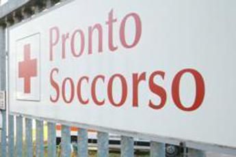 &quot;Troppa attesa&quot;, infermeria presa a schiaffi in pronto soccorso Napoli