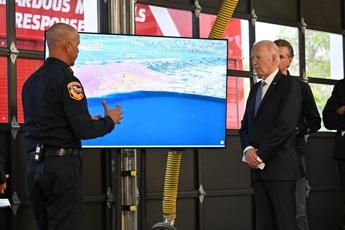 Emergenza incendi a Los Angeles, evacuata Hollywood: Biden annulla viaggio in Italia