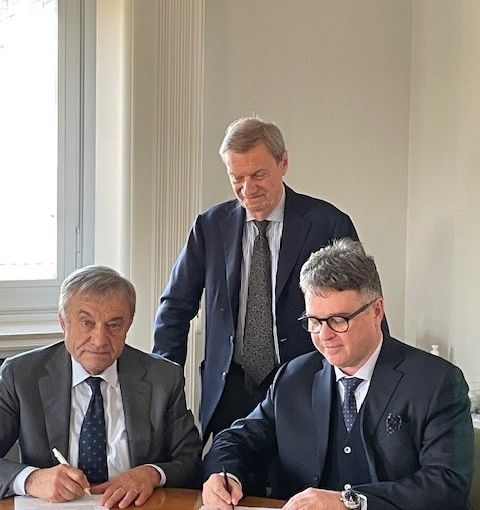 La firma dell'accordo