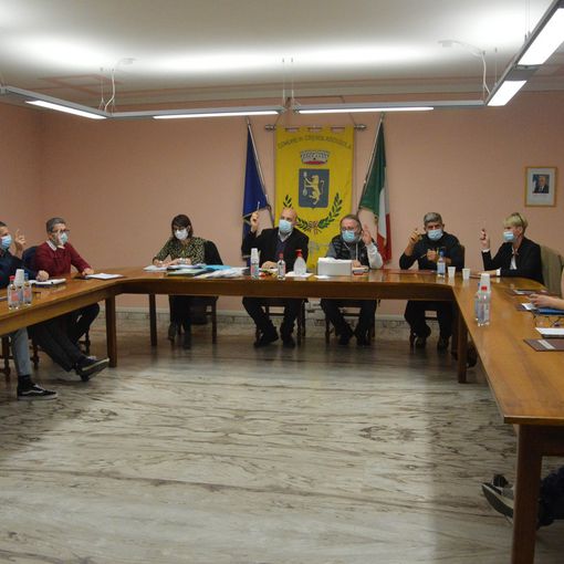 La minoranza si scaglia contro il sindaco: &quot;Sul Piano Commerciale dimostra  la sua scorrettezza istituzionale