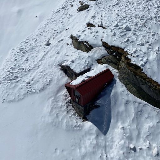 Macugnaga, valanga lambisce il bivacco “Lanti”